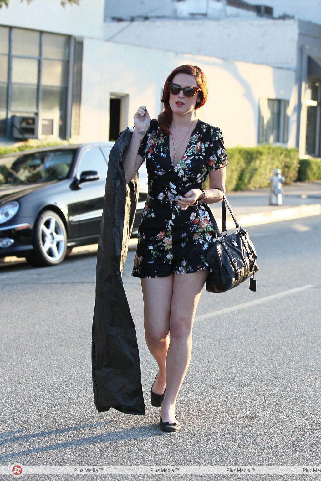 Rumer Willis exits Neil George Salon carrying a garment bag | Picture 111157